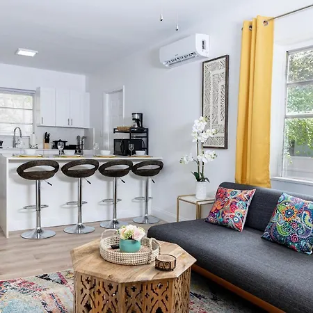 Beautiful Casita With King Bed And Private Patio Close To Calle 8, Mia Airport, Coral Gables